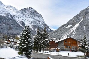 A mountain lodge with stone and wooden buildings, surrounded by snow-covered trees and mountains. - Chalet, 10m from ski slopes, terrace, balcony, tv, 200m², Pralognan-la-Vanoise (Pralognan-la-Vanoise)