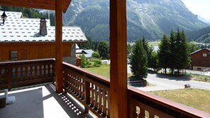 A wooden balcony with a view of a mountain range. - Chalet, terrace, balcony, tv, 200m², Pralognan-la-Vanoise (Pralognan-la-Vanoise)