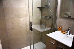 Bathtub - 100m from resort center, 2nd floor, balcony, tv, 38m², Pralognan-la-Vanoise (Pralognan-la-Vanoise)