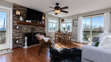 Smart TV, fireplace