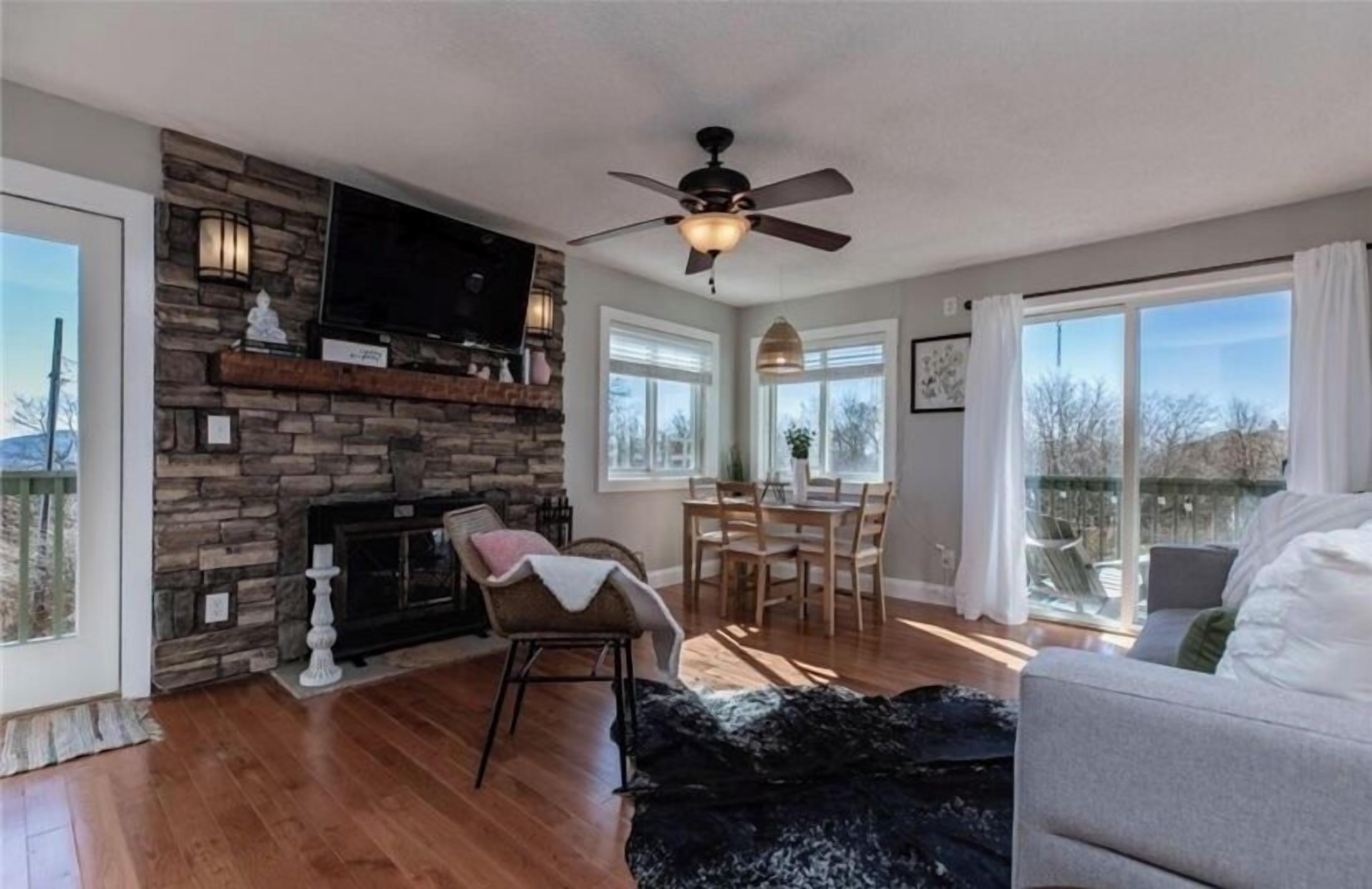 Smart TV, fireplace