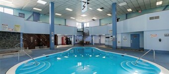 Cozy Mtn Ski Condo| Rsrt Hot Tub + Sauna | Fireplc