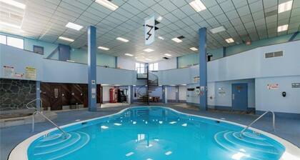 Cozy Mtn Ski Condo| Rsrt Hot Tub + Sauna | Fireplc