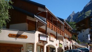 Ein Gebäude mit einem Schild, auf dem „Les Glières“ und „Beaufort“ stehen.