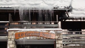 A building with a sign reading "Le Grand Sud" covered in snow and icicles. - 3rd floor, balcony, tv, ski locker, 22m², Pralognan-la-Vanoise (Pralognan-la-Vanoise)