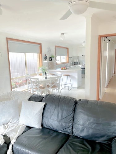 Coastal Springs Retreat—PET FRIENDLY, 200m to Beach, Long Driveway, Pool + WIFI!