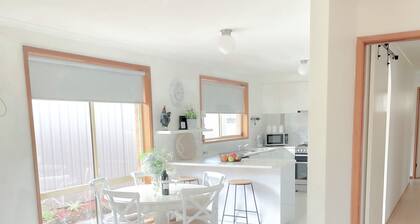 Coastal Springs Retreat—PET FRIENDLY, 200m to Beach, Long Driveway, Pool + WIFI!