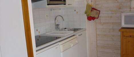 Réfrigérateur, micro-ondes, four, lave-vaisselle