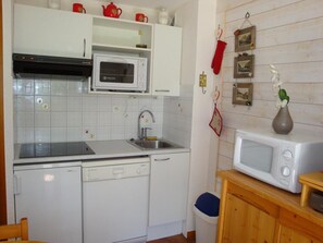 Kühlschrank, Mikrowelle, Ofen, Geschirrspüler