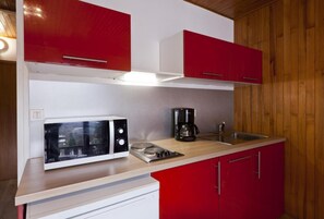 Fridge, microwave, dishwasher, coffee/tea maker