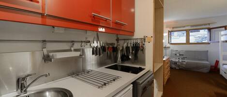 Fridge, oven, dishwasher, coffee/tea maker