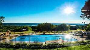 Alberca techada y alberca al aire libre