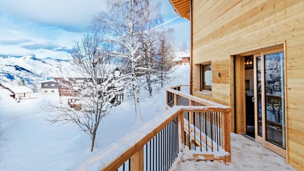 A wooden cabin with a balcony overlooking a snowy landscape. - Chalet, wifi, 50m from ski slopes, sauna, balcony, fireplace or stove, parking, tv, ski locker (Bellentre)