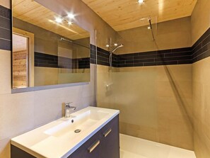Shower - Chalet, wifi, 150m from resort center, sauna, balcony, fireplace or stove, parking, tv, ski locker (Bellentre)