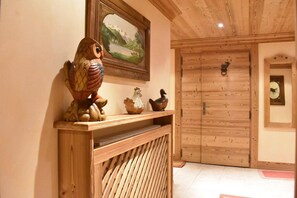 Interior - 50m from ski slopes, 2nd floor, balcony, fireplace or stove, tv, ski locker, 115m², Méribel (Méribel - Les Allues)