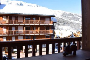 Property grounds - 50m from ski slopes, 2nd floor, balcony, fireplace or stove, tv, ski locker, 115m², Méribel (Méribel - Les Allues)