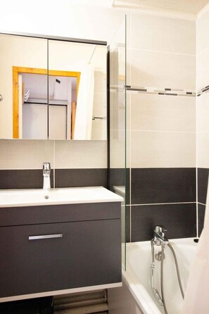 Bathtub - 20m from resort center, 4th floor, view mountain, balcony, parking, tv, ski locker, 20m², Valfréjus (Valfréjus)