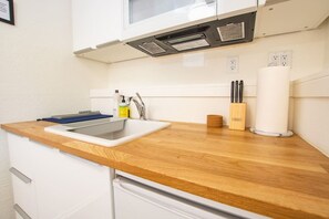 Mikrowelle, Wasserkocher mit Kaffee-/Teezubehör, Toaster