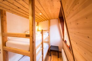 A wooden interior with bunk beds and a small table. - 50m from ski slopes, 2nd floor, view ski slopes, balcony, tv, 27m², Serre Chevalier (SERRE CHEVALIER)