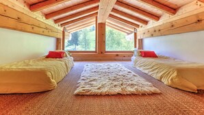 A room with two beds, a wooden ceiling, and large windows. - Chalet, wifi, sauna, terrace, balcony, fireplace or stove, parking, tv, 250m², Les Arcs (Bourg-Saint-Maurice)