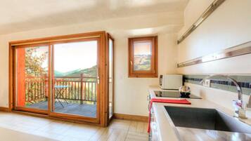 Een koelkast, een microgolfoven, een oven, een vaatwasser