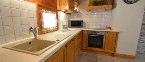 ثلاجة، ميكروويف، فرن، غسالة أطباق