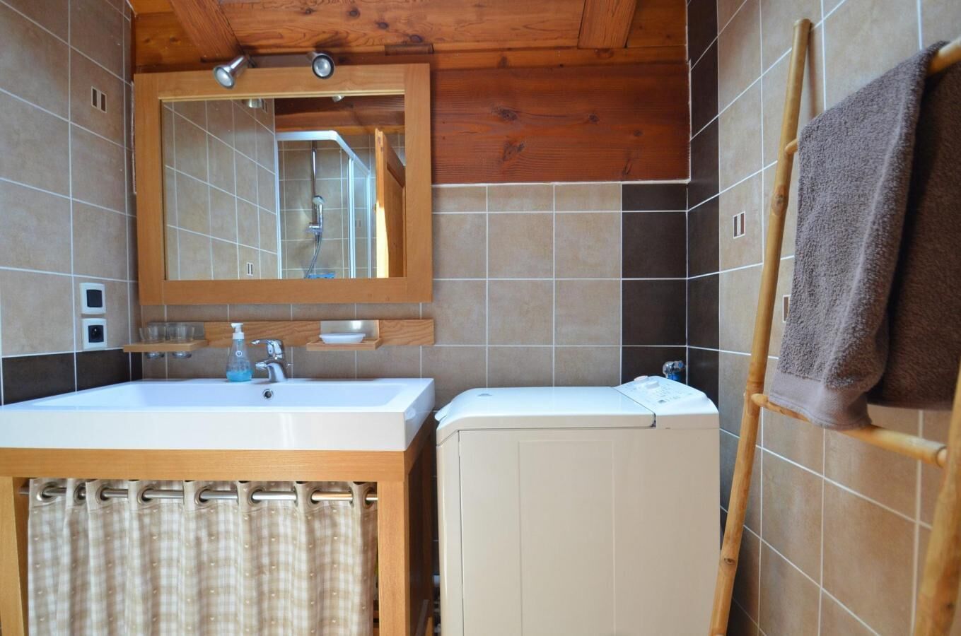 Rez-de-chaussée, vue vallée, terrasse, télévision, casier à ski, 65m², Saint Martin de Belleville