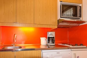 Fridge, microwave, dishwasher, coffee/tea maker