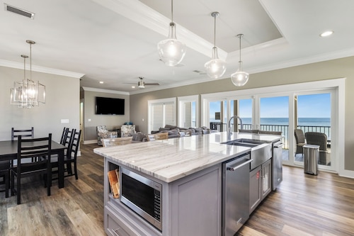 GULF FRONT 9BD/9.5BA (7 GULF FRONT BEDROOMS), 3 LIVING AREAS, ELEVATOR, POOL!