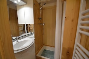 Shower - 300m from resort center, 2nd floor, view mountain, tv, ski locker, 17m², Les Menuires (Les Menuires)