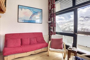 Living area - Ski-in/ski-out & foot of the slopes, 7th floor, balcony, tv, ski locker, 47m², Les Menuires (Les Menuires)