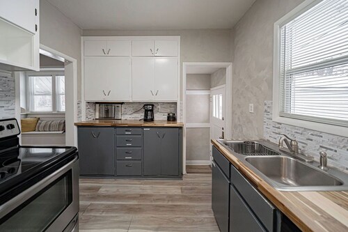 Cozy Home Near Downtown + Pet Friendly + Parking