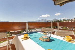 Outdoor dining - 200m from resort center, 4th floor, balcony, tv, 29m², La Rosière (La Rosière Montvalezan)
