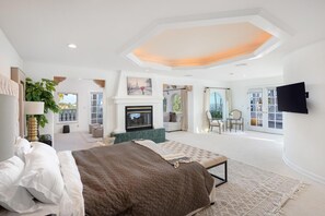 3 bedrooms, iron/ironing board, internet, bed sheets - Stradella Spanish - 3B Contemporary Mediterranean Resort-Style in Bel Air (Los Angeles)