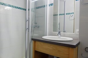 Bathtub - At the foot of shops, 3rd floor, balcony, ski locker, 41m², Méribel-Mottaret (Méribel - Les Allues)