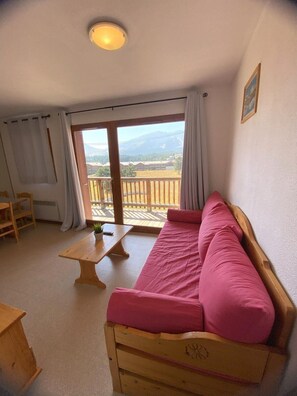 Living area - 200m from ski slopes, 5th floor, balcony, tv, ski locker, 48m², Superdévoluy (Le Dévoluy)