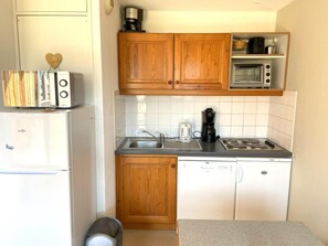 Een koelkast, een vaatwasser, een koffiezetapparaat/waterkoker