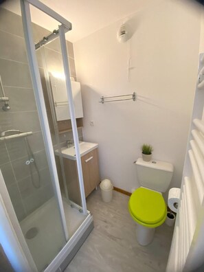 Bathtub - 200m from resort center, 5th floor, balcony, tv, ski locker, 48m², Superdévoluy (Le Dévoluy)