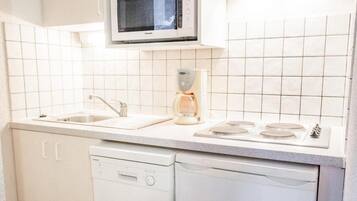 Een koelkast, een microgolfoven, een oven, een vaatwasser