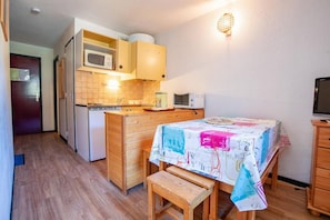 Fridge, microwave, oven