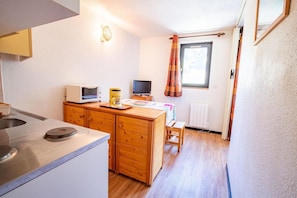 Fridge, microwave, oven