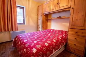 1 bedroom, bed sheets