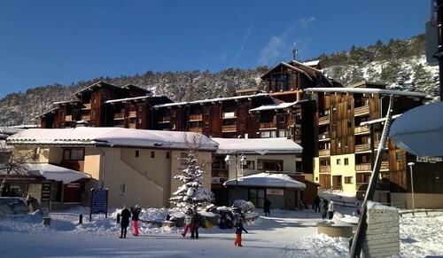 30m from resort center, 5th floor, balcony, parking, tv, ski locker, 35m², La Norma