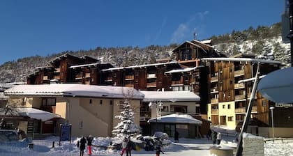 30m from resort center, 5th floor, balcony, parking, tv, ski locker, 35m², La Norma