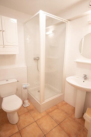 Shower - Chalet, 300m from resort center, Ground floor, balcony, parking, tv, ski locker, 45m², La Norma (La Norma)