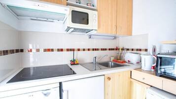 Een koelkast, een microgolfoven, een oven, een vaatwasser