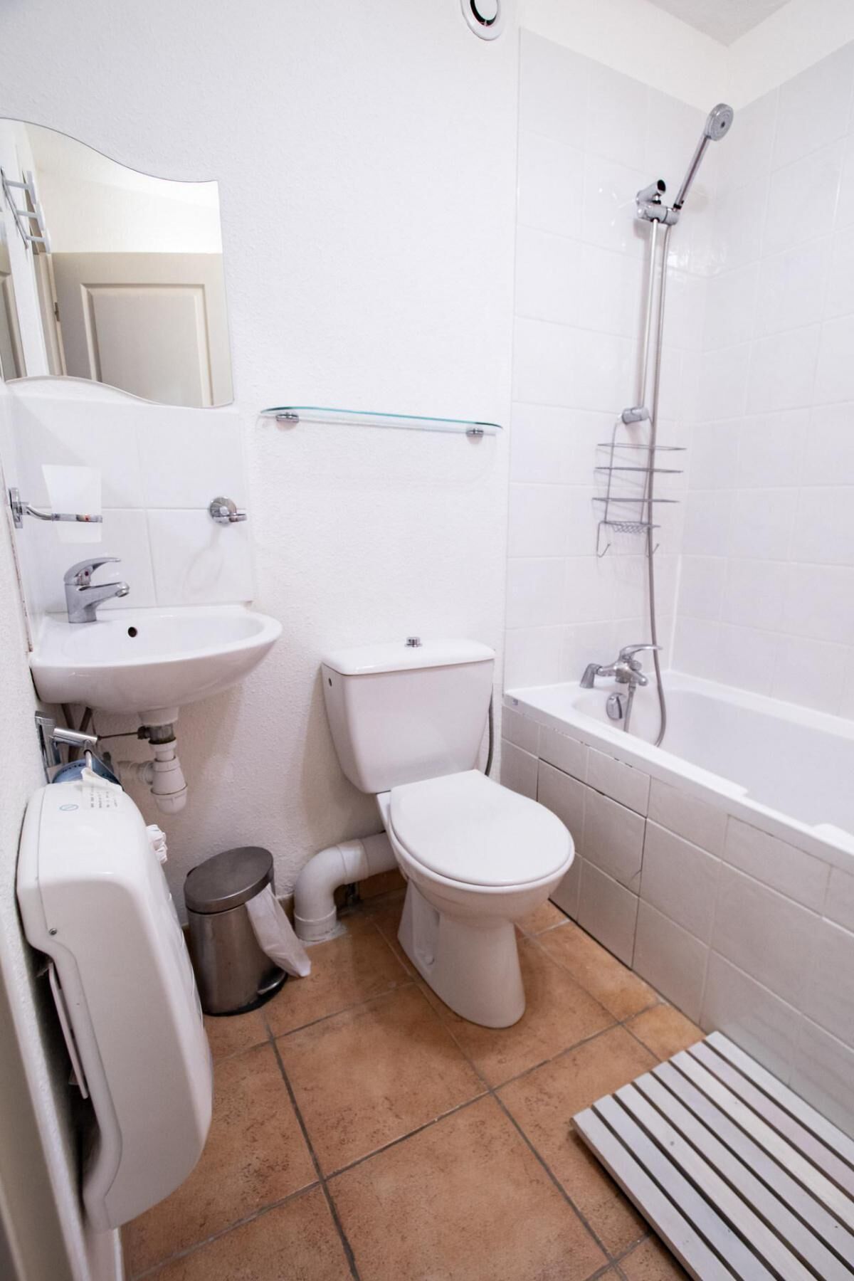 Une salle de bain moderne équipée de toilettes, d’un lavabo et d’une douche.