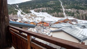 A view of a ski resort with buildings and a ski slope. - 130m from ski slopes, 3rd floor, balcony, parking, tv, ski locker, 35m², La Norma (La Norma)