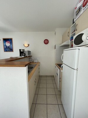 Een koelkast, een microgolfoven, een vaatwasser