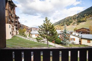 Property grounds - 110m from ski slopes, 1st floor, balcony, parking, tv, ski locker, 30m², La Norma (La Norma)